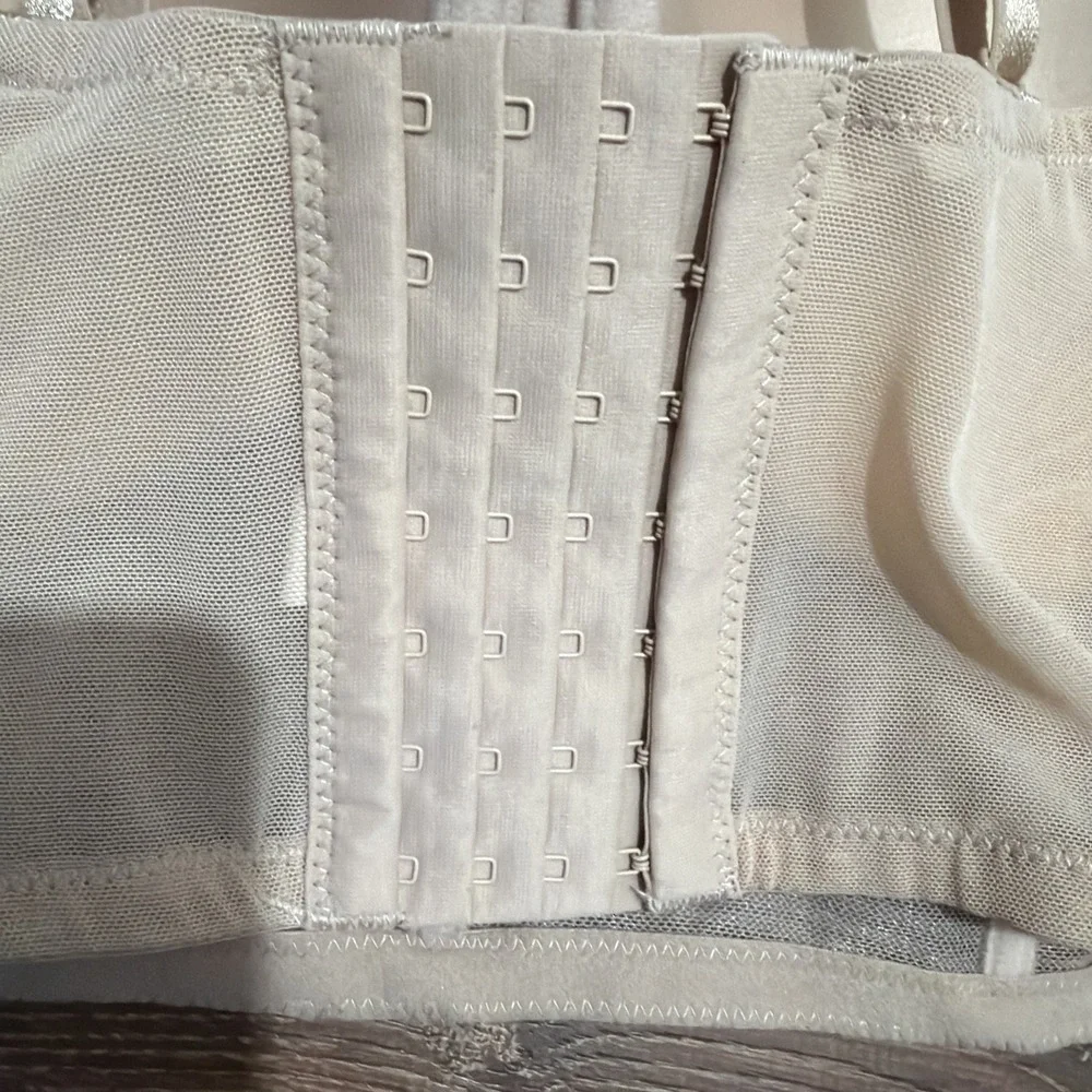 Composition beige bra
